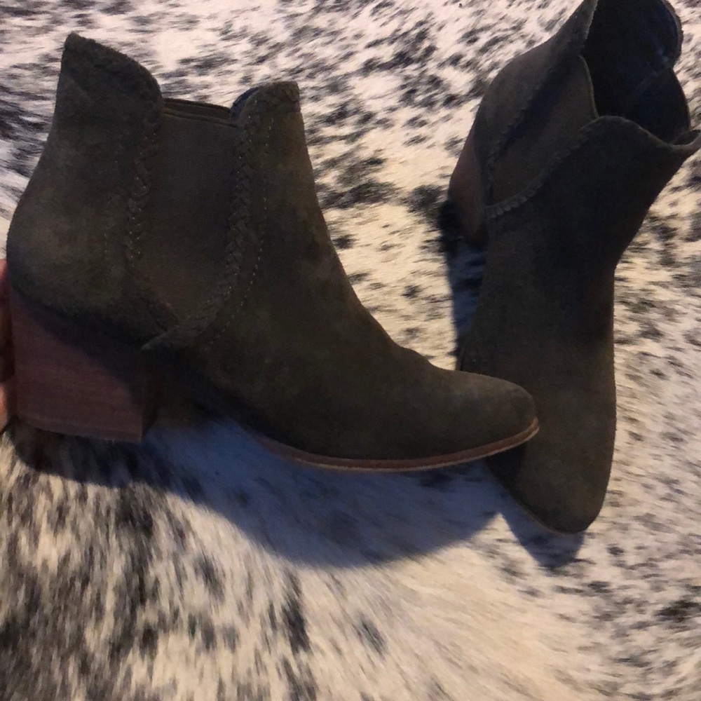 Olive velvet Aldo bootie